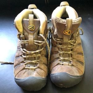 Women’s 7 Keen Hiking Boots worn a few times.